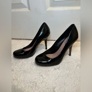 Vince Camuto black pump heel